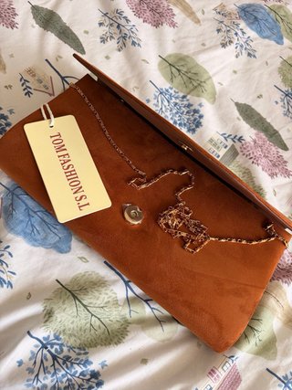 Bolso cartera camel con cadena