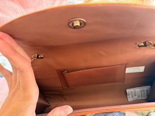 Bolso cartera camel con cadena