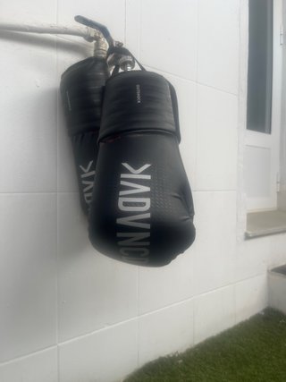 Soporte saco boxeo y guantes