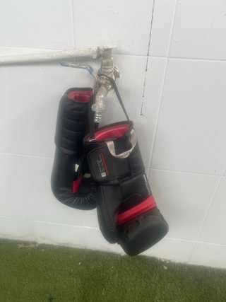 Soporte saco boxeo y guantes