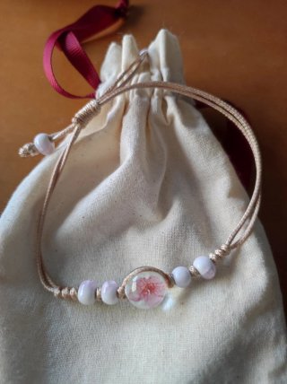 Pulsera con flor y cuentas