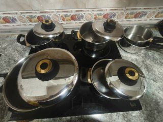Juego de Ollas, regalo olla rápida funciona bien.
