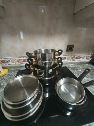 Juego de Ollas, regalo olla rápida funciona bien.