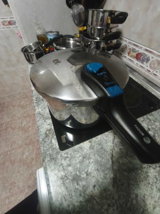 Juego de Ollas, regalo olla rápida funciona bien.