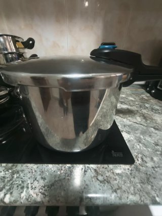 Juego de Ollas, regalo olla rápida funciona bien.
