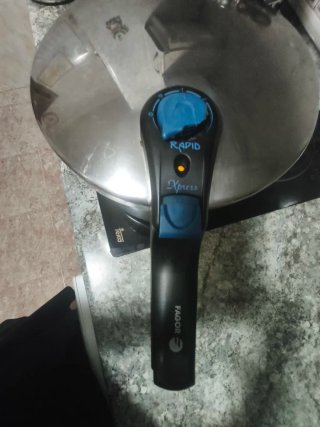 Juego de Ollas, regalo olla rápida funciona bien.