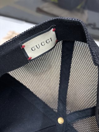 Gorra Gucci Negra con Logo y Tiras