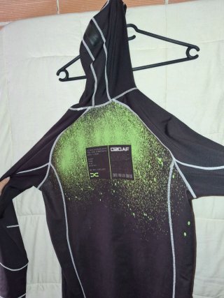 Camiseta técnica compresión con capucha negra