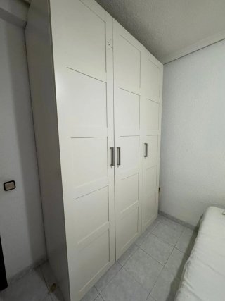Armario blanco de madera