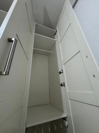 Armario blanco de madera