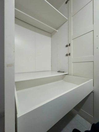 Armario blanco de madera