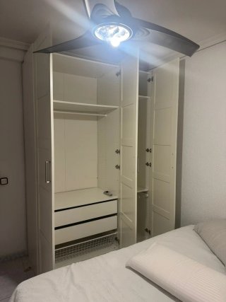 Armario blanco de madera