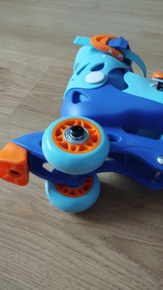 Patines infantiles ajustables azul y naranja