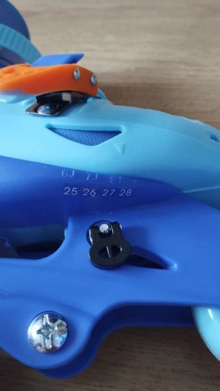 Patines infantiles ajustables azul y naranja