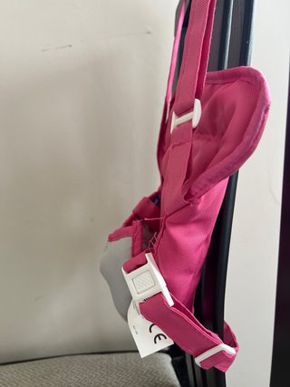 Porta bebés de juguete rosa (muñeco no incluido)