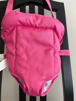 Porta bebés de juguete rosa (muñeco no incluido)