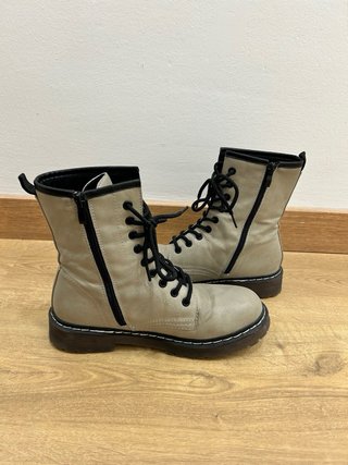 Botines beige con cordones y cremallera