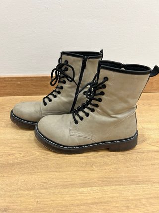 Botines beige con cordones y cremallera