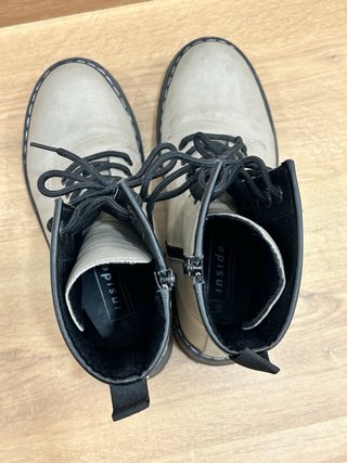 Botines beige con cordones y cremallera
