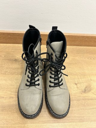 Botines beige con cordones y cremallera