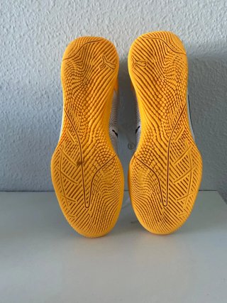Botas de fútbol sala Puma blancas y amarillas