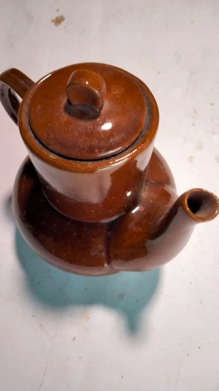 Tetera antigua de cerámica marrón