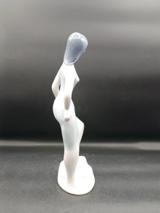 Figura mujer porcelana Santa Clara