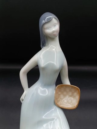 Figura mujer porcelana Santa Clara