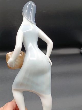 Figura mujer porcelana Santa Clara