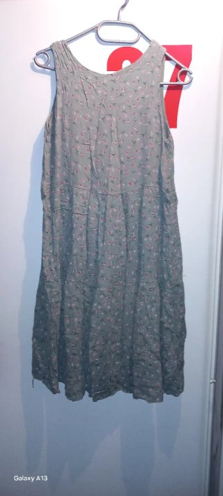 Vestido verde con flores rosas