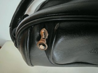 Bolso bandolera con marca Montblanc para reparar