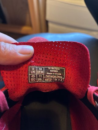 Botas Dr. Martens Rojas Perforadas