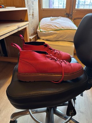 Botas Dr. Martens Rojas Perforadas