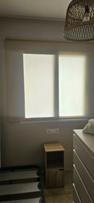 Cómoda,2 somieres, colchón,stor  ventana y lámpara