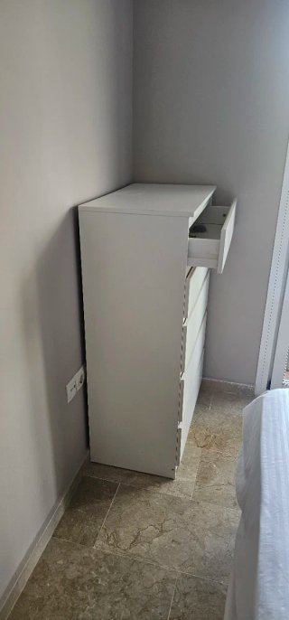 Cómoda,2 somieres, colchón,stor  ventana y lámpara