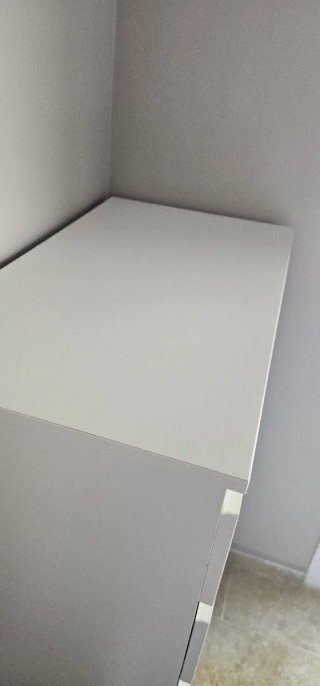 Cómoda,2 somieres, colchón,stor  ventana y lámpara