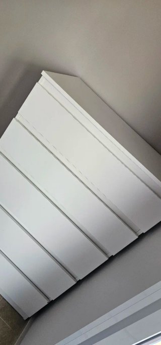 Cómoda,2 somieres, colchón,stor  ventana y lámpara