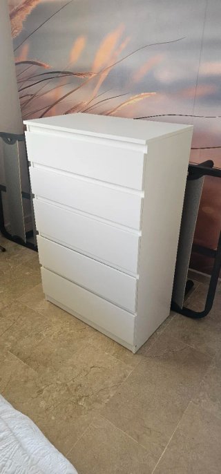 Cómoda,2 somieres, colchón,stor  ventana y lámpara