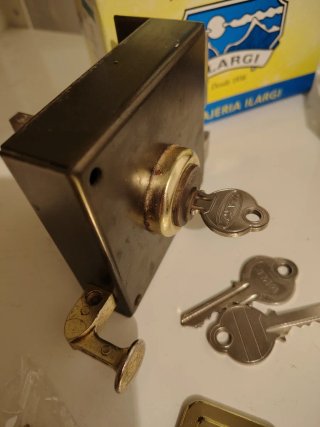 Cerradura de superficie ILARGI