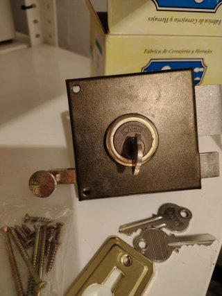Cerradura de superficie ILARGI