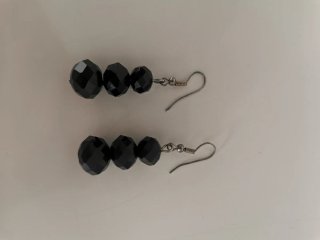 Pendientes largos de piedras negras facetadas.