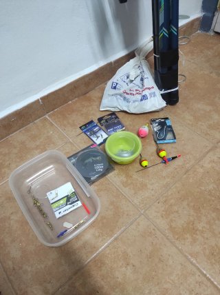 Conjunto cañas de pesca y accesorios