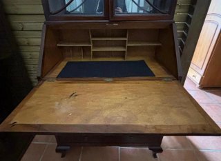 Buró / Escritorio de madera con vitrina