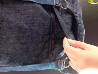 Mochila vaquera azul con detalles morados