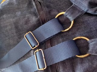 Mochila vaquera azul con detalles morados