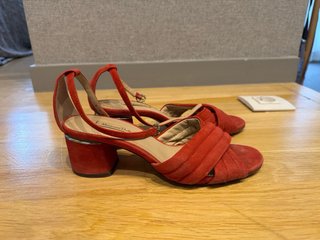 Sandalias Massimo Dutti ante tacón bajo rojo
