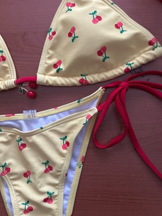 Bikini Giallo con Ciliegie Rosse