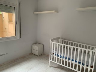 Cuna blanca con colchón y con mesilla