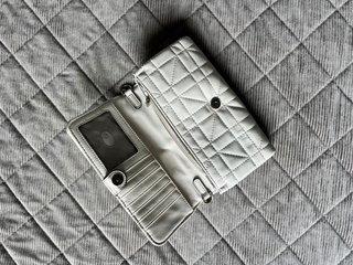 Bolso Guess blanco acolchado con cadena