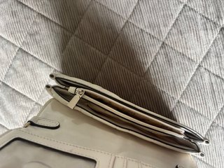 Bolso Guess blanco acolchado con cadena